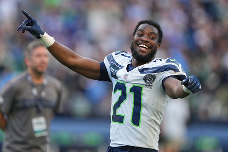 El cornerback de los Seahawks de Seattle Devon Witherspoon reacciona tras el entrenamiento con el equipo del sábado 8 de agosto del 2026. (AP Foto/Lindsey Wasson)