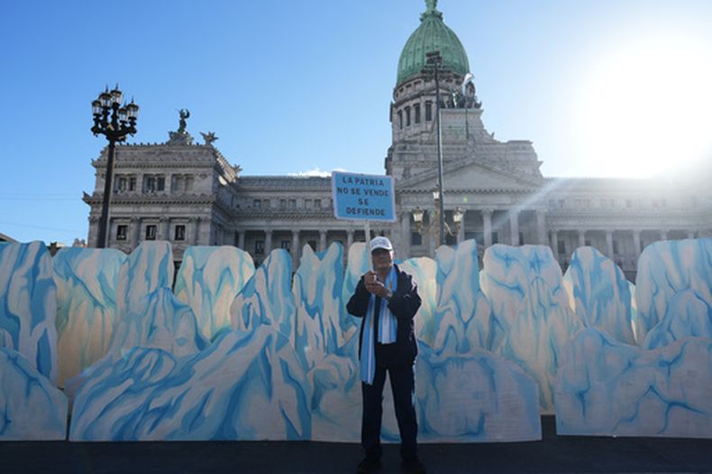 Un manifestante sostiene una pancarta en contra de la propuesta del gobierno de Javier Milei para reformar la ley de protección de los glaciares, frente al Congreso en Buenos Aires, Argentina, el miércoles 8 de abril de 2026. (Foto AP/Rodrigo Abd)