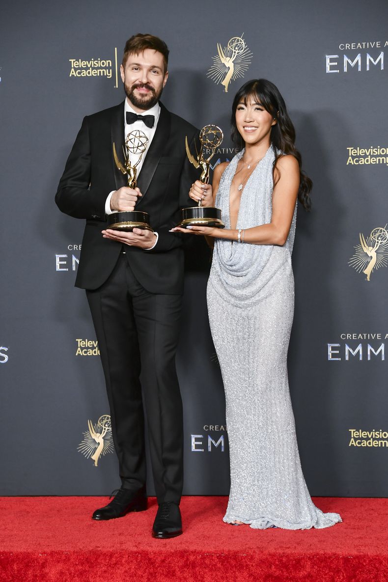 Maciej Kuciara, a la izquierda, y Emily Yang posan en la sala de prensa con el premio a la innovación destacada en la programación de medios emergentes por White Rabbit durante la segunda noche de los Premios Emmy de las Artes Creativas el domingo 7 de septiembre de 2025, en el Teatro Peacock en Los Ángeles. (Foto Richard Shotwell/Invision/AP)