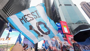 Aficionados argentinos se reúnen la víspera a la final de la Copa Mundial en Times Square, Nueva York, el sábado 18 de julio del 2026. (AP Foto/Frank Franklin II)