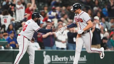 Matt Olson, de los Bravos de Atlanta, saluda al coach de tercera base Tommy Watkins mientras trota hacia el plato después de conectar un jonrón solitario contra los Marineros de Seattle durante la novena entrada de un partido de béisbol, el martes 5 de mayo de 2026, en Seattle. (Foto AP/Lindsey Wasson)