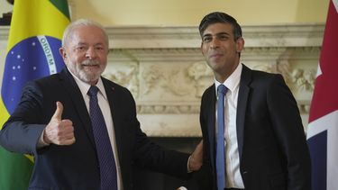 El primer ministro británico Rishi Sunak, a la derecha, recibe al presidente de Brasil, Luiz Inácio Lula da Silva, durante una reunión en la residencia oficial en el número 10 de Downing Street, Londres, el viernes 5 de mayo de 2023. (AP Foto/Kin Cheung, POOL)