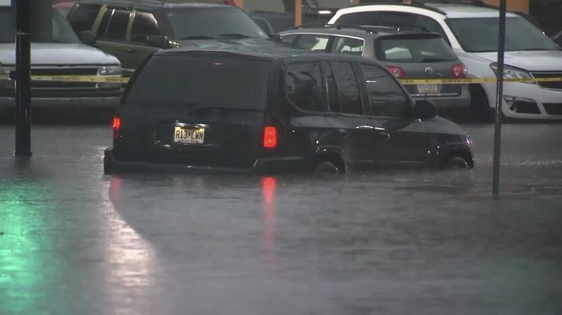 Esta imagen tomada de un video muestra autos en una zona inundada en Rahway, Nueva Jersey, el 14 de julio de 2025.(WABC-TV via AP)