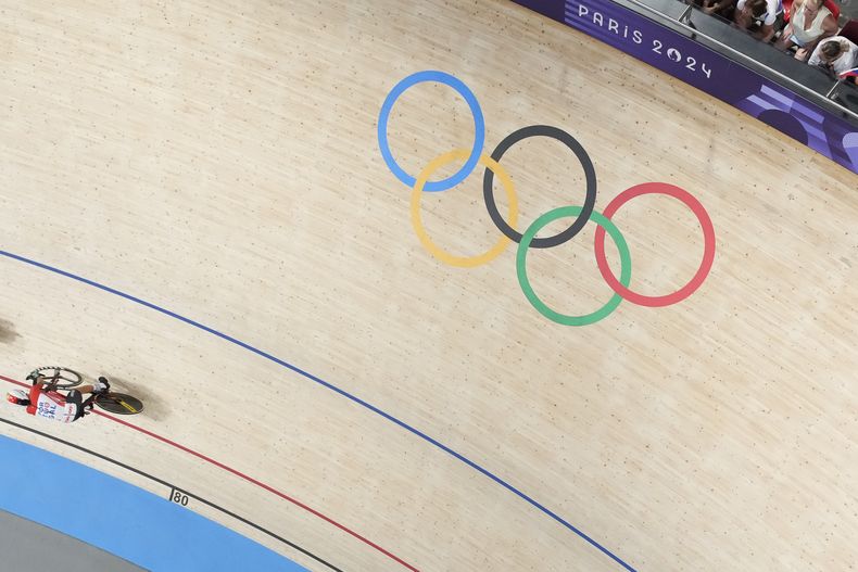 El portugués Rui Oliveira compite para ganar el oro en la prueba de Madison del ciclismo olímpico de pista, el sábado 10 de agosto de 2024, en París (AP Foto/Thibault Camus)