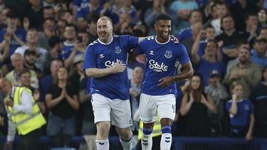 Fan de Everton que ayuda a refugiados ucranianos patea penal