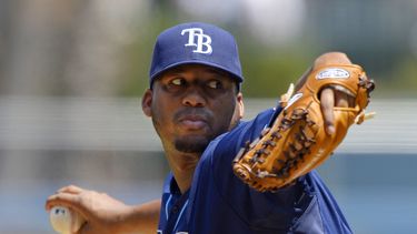 americateve | El pitcher de los Rays de Tampa Bay, Roberto Hern&aacute;ndez, lanza contra los Dodgers de Los Angeles el 10 de agosto de 2013 en Los Angeles. Hern&aacute;ndez pact&oacute; con los Filis de Filadelfia el 18 de diciembre. (AP Photo/Mark J. Terrill, File)