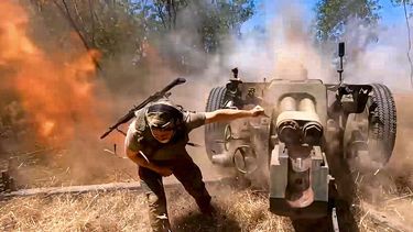 En esta imagen, tomada de un video distribuido por el Ministerio de Defensa de Rusia el 22 de agosto de 2024, un soldado ruso dispara un D-30 hacia posiciones ucranianas en un lugar no revelado de Ucrania. (Servicio de prensa del Ministerio de Defensa de Rusia vía AP)