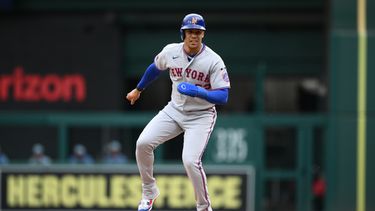 El jardinero de los Mets de Nueva York, Juan Soto, toma ventaja desde la primera base durante la primera entrada de un partido de béisbol contra los Nacionales de Washington, el 26 de septiembre de 2026, en Washington. (Foto AP/Nick Wass)