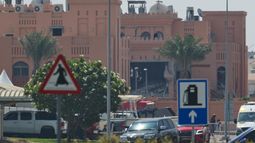 En la imagen, los daños provocados por el ataque israelí contra un complejo que albergaba a líderes de Hamás, el miércoles 10 de septiembre de 2025, en Doha, Qatar. (AP Foto/Jon Gambrell)