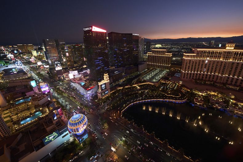 Automóviles se desplazan por el Strip el sábado 2 de agosto de 2025, en Las Vegas. (AP Foto/John Locher)