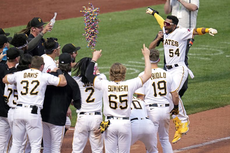Josh Palacios (54), de los Piratas de Pitsburgh, celebra mientras se acerca al plato después de batear cuadrangular de dos carreras para dejar tendidos a los Filis de Filadelfia ante lanzamientos del relevista Andrew Vásquez durante la décima entrada del juego de béisbol en Pittsburgh, el domingo 30 de julio de 2023. Los Piratas ganaron 6-4. (AP Foto/Gene J. Puskar)