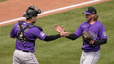 Pierce Johnson, derecha, relevista de los Rockies de Colorado, celebra con el receptor Austin Wynns después de sacar el último out del juego de béisbol en contra de los Piratas de Pittsburgh, en Pittsburgh, el miércoles 10 de mayo de 2023. Los Rockies ganaron 4-3. (AP Foto/Gene J. Puskar)