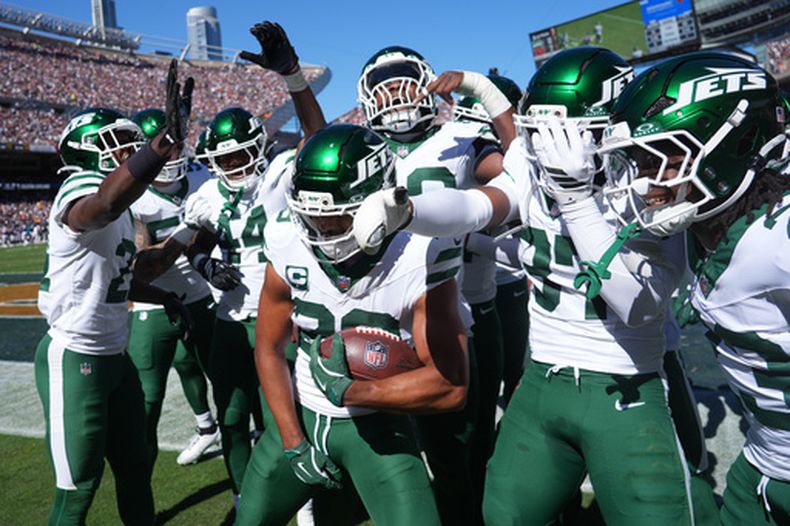 Minkah Fitzpatrick, safety de los Jets de Nueva York, sostiene el balón y celebra con sus compañeros de equipo después de interceptar un pase durante la primera mitad del partido de la NFL en contra de los Bears de Chicago, el domingo 4 de octubre de 2026, en Chicago. (AP Foto/David Banks)