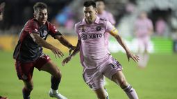 El argentino Lionel Messi, del Inter Miami, conduce el balón junto a Kobe Franklin, de Toronto FC, en el partido de la MLS, el miércoles 20 de septiembre de 2023, en Fort Lauderdale. (AP Foto/Wilfredo Lee)
