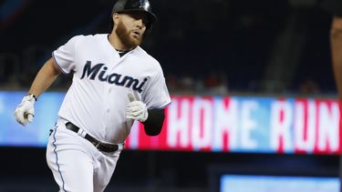 Marlins vence 4-3 a Rojos pese a récord de Aquino