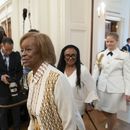 ARCHIVO - La madre de la ex primera dama Michelle Obama, Marian Robinson, en el centro, llega a una ceremonia en la que el presidente Joe Biden y la primera dama Jill Biden reciben al expresidente Barack Obama y a Michelle Obama para la presentación de sus retratos oficiales en la Sala Este de la Casa Blanca, el 7 de septiembre de 2022, en Washington. (AP Foto/Andrew Harnik, Archivo)