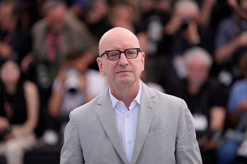 El director Steven Soderbergh posa en la sesión fotográfica de la película John Lennon: The Last Interview durante el 79º Festival Internacional de Cine de Cannes, el sábado 16 de mayo de 2026, en el sur de Francia. (AP Foto/John Locher)