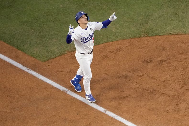 ARCHIVO - Tommy Edman, de los Dodgers de Los Ángeles, festeja antes de anotar con su propio jonrón solitario en el segundo juego de la Serie Mundial ante los Yankees de Nueva York, el 26 de octubre de 2024 (AP Foto/Mark J. Terrill, File)