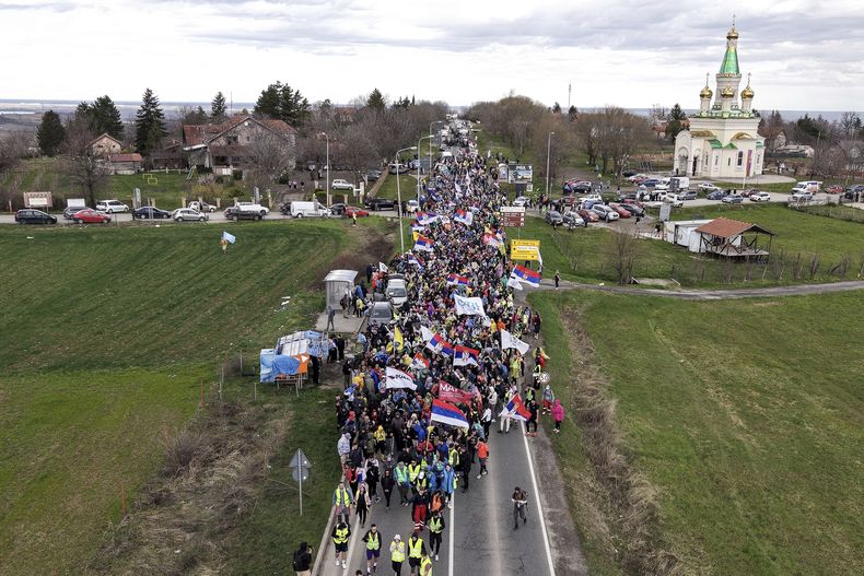 Estudiantes y otros opositores al gobierno marchan hacia Belgrado para participar en una protesta masiva después de tomar un descanso en Cortanovci, Serbia, el jueves 13 de marzo de 2025. (AP Foto/Armin Durgut)