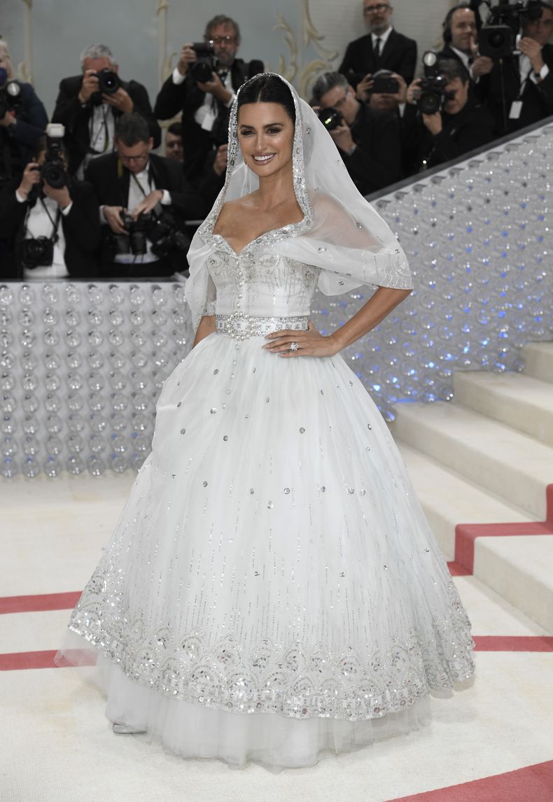 Penelope Cruz llega a la gala del Instituto del Vestido del Museo Metropolitano de Arte para celebrar la inauguración de la exposición Karl Lagerfeld: A Line of Beauty el lunes 1 de mayo de 2023 en Nueva York. (Foto Evan Agostini/Invision/AP)