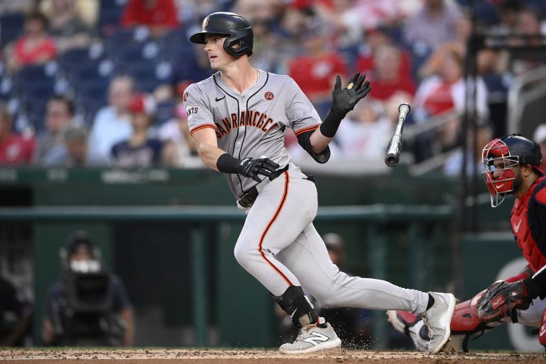 Tyler Fitzgerald, de los Gigantes de San Francisco, observa su sencillo durante la quinta entrada del juego contra los Nacionales de Washington, el lunes 5 de agosto de 2024, en Washington. (AP Foto/Nick Wass)