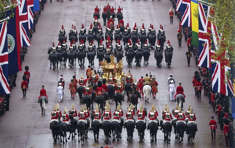 La procesión de la coronación a través de la avenida The Mall tras la ceremonia de coronación del rey Carlos III en Londres, el sábado 6 de mayo de 2023. (Gareth Fuller/Pool Photo via AP)