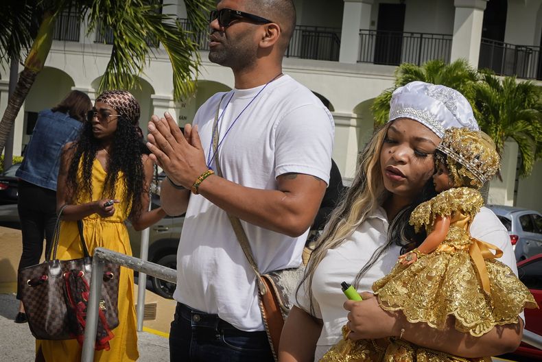 La santera Yenise Hoyos sostiene una estatuilla de Oshún, deidad de la santería afrocubana. afuera del santuario de Nuestra Señora de la Caridad, conocida como La Ermita, en Miami, el miércoles 14 de febrero de 2024 (AP Foto/Marta Lavandier)