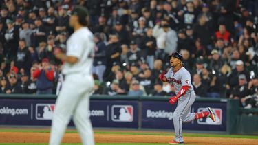 El dominicano José Ramírez, de los Guardianes de Cleveland, festeja su jonrón de dos carreras en el cuarto juego de la serie divisional de la Liga Americana ante los Medias Blancas de Chicago, el jueves 8 de octubre de 2026 (AP Foto/Melissa Tamez)
