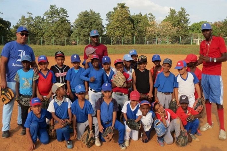peloteros niños cuba.jpg
