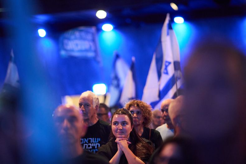 El público mira mientras Gadi Eisenkot, líder del partido Yashar (Recto), habla en un mitin de campaña antes de las elecciones generales de Israel, el domingo 25 de octubre de 2026 en Tel Aviv, Israel. (AP Foto/David Goldman)
