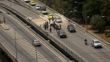 americateve | Automivilistas circulan sobre una v&iacute;a elevada en Bangkok, capital de Tailandia, luego de que se retiraran las barreras que obstru&iacute;an el paso el martes 18 de marzo de 2014. El gobierno tailand&eacute;s elvant&oacute; el estado de emergencia q