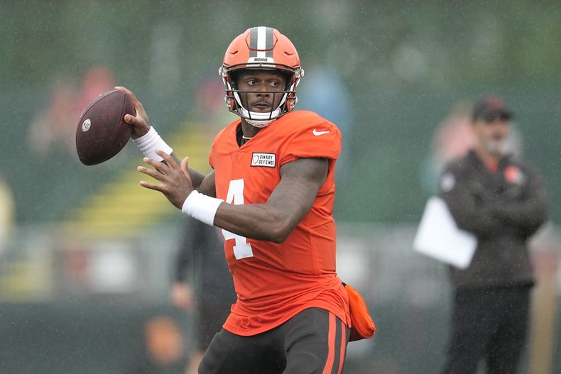 Deshaun Watson, quarterback de los Browns de Cleveland, se prepara a lanzar el balón durante el campamento de entrenamiento del equipo, el lunes 7 de agosto de 2023, en Berea, Ohio. (AP Foto/Sue Ogrocki)