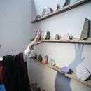 La artista colombiana Rosa Ángel muestra escombros de un terremoto en una feria de arte internacional organizada para recaudar fondos destinados a reconstruir las viviendas de las personas desplazadas por el sismo, en Bogotá, Colombia, el jueves 24 de septiembre de 2026. (Foto AP/Ivan Valencia)