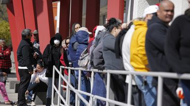 Solicitudes de ayuda por desempleo bajan levemente en EEUU