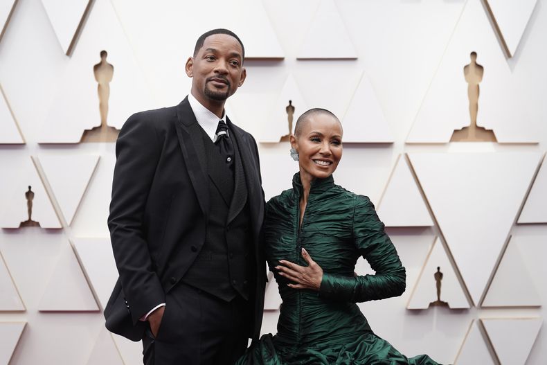 ARCHIVO - Will Smith, izquierda, y Jada Pinkett Smith llegan a los Oscar el 27 de marzo de 2022 en el Teatro Dolby de Los Ángeles. Pinkett Smith y su esposo Will Smith han tenido vidas completamente separadas desde 2016, dijo Pinkett Smith en una entrevista con Hoda Kotb. (Foto AP/Jae C. Hong, archivo)