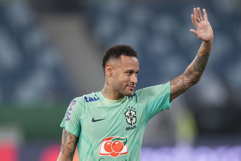 ARCHIVO - El brasileño Neymar saluda a los aficionados durante una sesión de entrenamiento en Cuiabá, Brasil, el martes 10 de octubre de 2023. Neymar sufrió otra lesión el lunes 4 de noviembre de 2024 en apenas su segundo partido desde que regresó de una ausencia de 12 meses cuando el Al-Hilal de Arabia Saudita derrotó 3-0 al Esteghlal de Irán en la Élite de la Liga de Campeones de la AFC. (AP Foto/Andre Penner, Archivo)