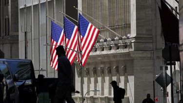 Wall Street abre mixto; bajan acciones de bancos