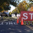 La calle que lleva hacia la Corte Suprema y el Capitolio cerrada a la circulación en el día 36 del cierre del gobierno federal, el miércoles 5 de noviembre de 2025, en Washington. (AP Foto/Mariam Zuhaib)