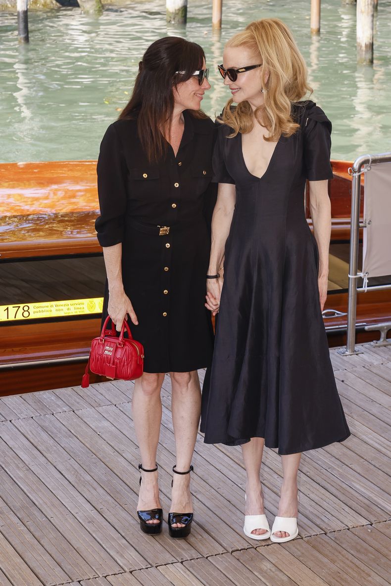 La directora Halina Reijn, izquierda, y Nicole Kidman posan a su llegada a la conferencia de la película Babygirl durante la 81ª edición del Festival de Cine de Venecia en Venecia, Italia, el viernes 30 de agosto de 2024. (Foto Joel C Ryan/Invision/AP)