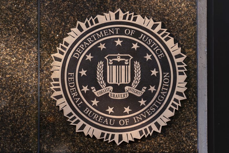 El sello del FBI en la sede de la agencia en Washington el 18 de noviembre del 2024. (AP foto/Jose Luis Magana)