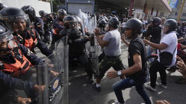 Los manifestantes cargan contra la policía durante manifestaciones contra los resultados oficiales de las elecciones, un día después de que las autoridades electorales declararan vencedor de los comicios al presidente Nicolás Maduro en Caracas, Venezuela, el lunes 29 de julio de 2024. (AP Foto/Fernando Vergara)