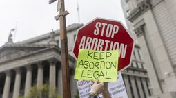 En esta imagen de archivo, manifestantes muestran mensajes contrarios en el exterior de una corte federal de Manhattan durante una manifestación sobre el aborto, en Nueva York, el 14 de mayo de 2022. (AP Foto/Jeenah Moon, archivo)