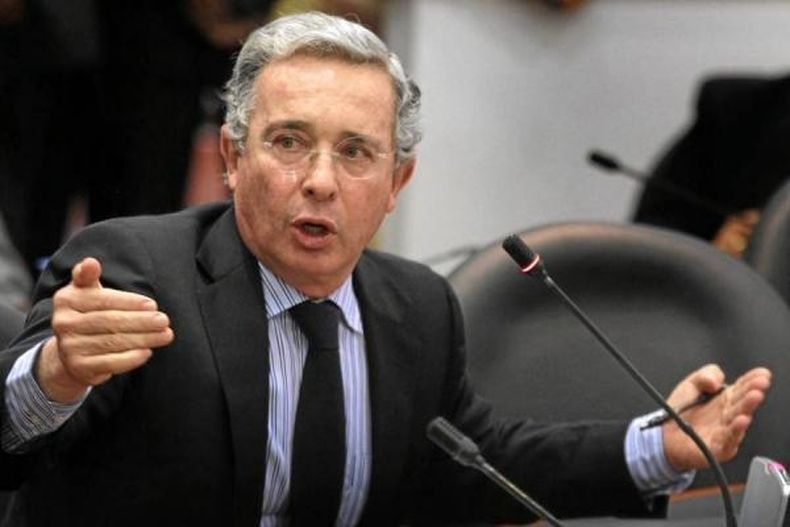 Álvaro Uribe Vélez, actual senador y expresidente de la República, anunció anoche que acudirá a la Procuraduría tras las acusaciones de Nicolás Maduro de relacionarlo con el paramilitarismo y los ataques en Venezuela.