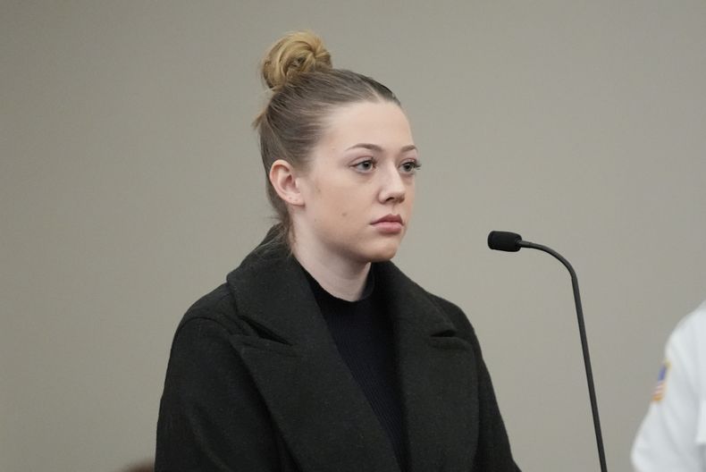 Kelsy Brainard, una de las acusadas de tratar de atrapar a un hombre para imitar una tendencia en TikTok, en el tribunal en Worcester, Massachusetts, el 16 de enero del 2025. (AP foto/Robert F. Bukaty)