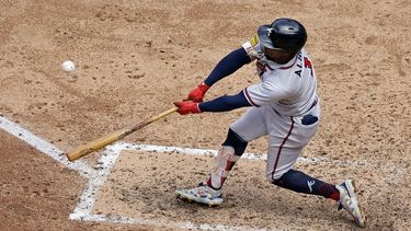 Ozzie Albies de los Bravos de Atlanta pega un sencillo de dos carreras en la cuarta entrada del primer encuentro de una doble cartelera ante los Mets de Nueva York el sábado 12 de agosto del 2023. (AP Foto/Adam Hunger)