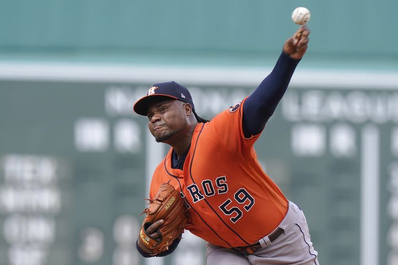 Framber Valdez, de los Astros de Houston, lanza en contra de los Medias Rojas de Boston en la primera entrada del juego de béisbol del miércoles 30 de agosto de 2023, en Boston. (AP Foto/Steven Senne)