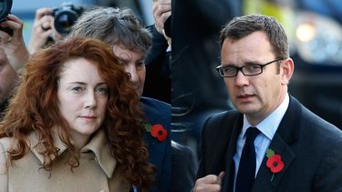 americateve | Esta combinaci&oacute;n de fotograf&iacute;as de archivo del lunes 28 de octubre de 2013 muestra a la ex directora del tabloide News of the World, Rebekah Brooks, acompa&ntilde;ada por su esposo Charlie Brooks, a la izquierda, y al ex director del mismo p