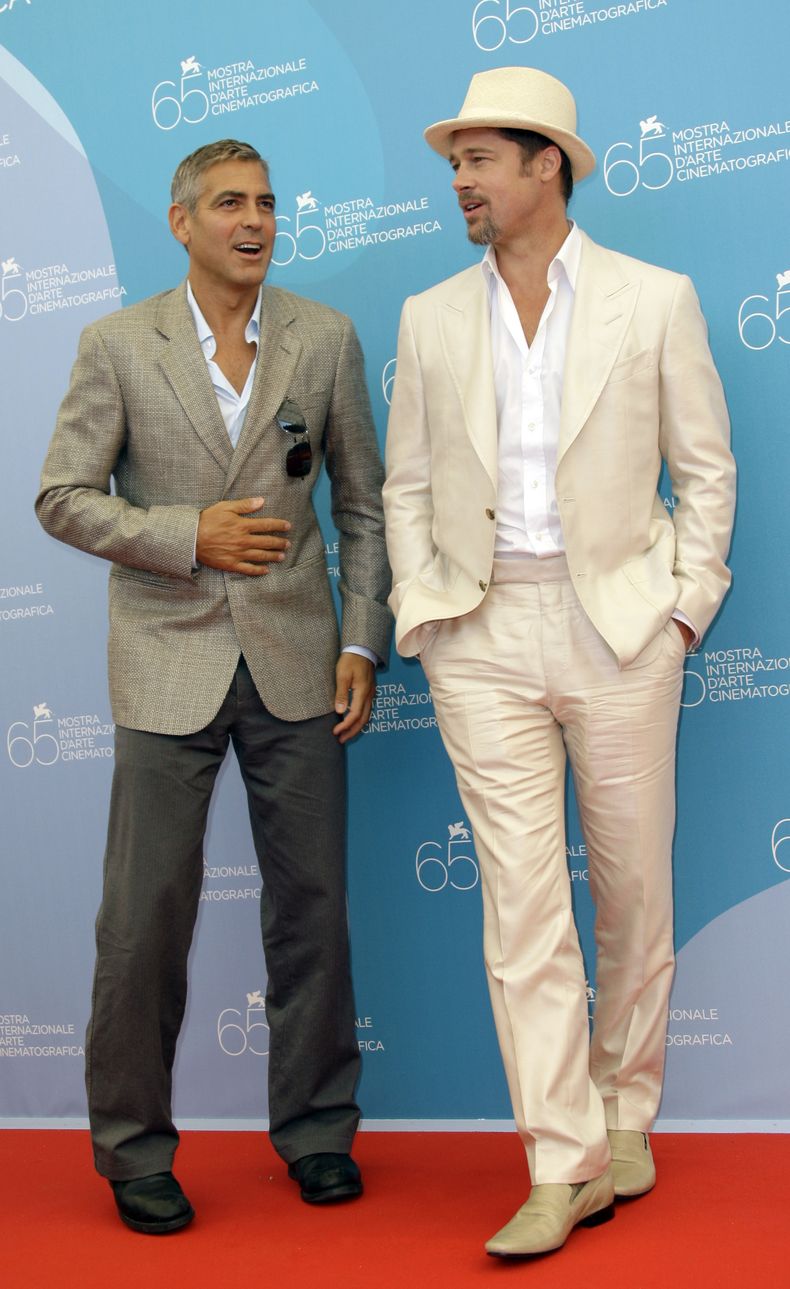 ARCHIVO - Los actores George Clooney, izquierda, y Brad Pitt posan en la sesión fotográfica de su película Burn After Reading en la 65ª edición del Festival de Cine de Venecia en Venecia, Italia, el 27 de agosto de 2008. (Foto AP/Joel Ryan, File)