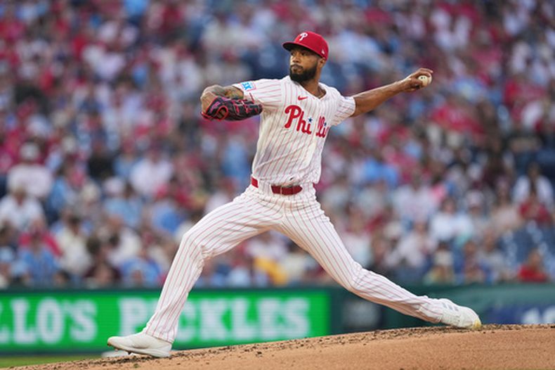 El lanzador de los Filis de Filadelfia, Cristopher Sánchez, realiza un lanzamiento durante la tercera entrada de un partido de béisbol contra los Atléticos, el martes 5 de mayo de 2026, en Filadelfia. (Foto AP/Matt Rourke)