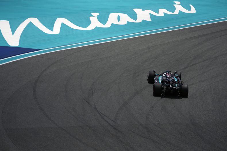 El piloto británico de Mercedes, George Russel, gira su auto durante la sesión de práctica para el Gran Premio de Miami, el viernes 3 de mayo de 2024, en Miami Gardens, Florida. (AP Foto/Rebecca Blackwell)